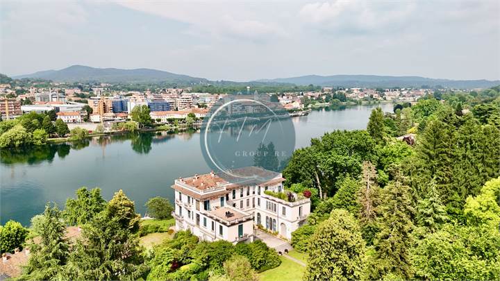 ELEGANTE BILOCALE PIEDS DANS L'EAU